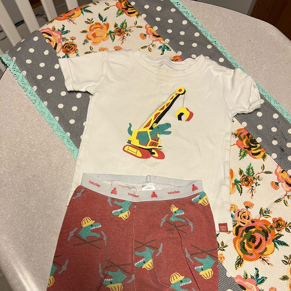 Baby Gap boys pajama set size 12-18 months